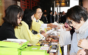 東日本大震災復興支援物産会の様子