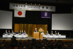 スクリーンで受賞者を紹介